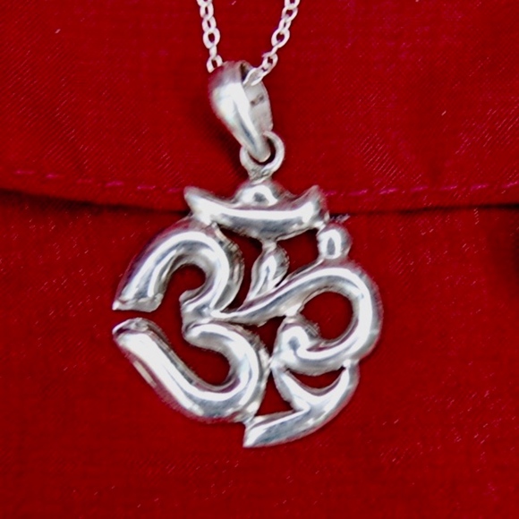 sterling silver Buddhist pendant with silver chain - Picture 1 of 4